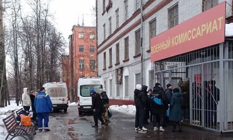 У росії крижана брила впала з даху на чергу до військкомату. Один чоловік помер, ще троє — постраждали