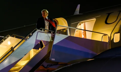 Ілюстративне фото. Президент США Дональд Трамп на трапі президентського літака Air Force One