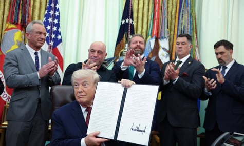 «А мені трохи можна?» Трамп підписав указ про розширення доступу до психоделіків після закликів популярного подкастера