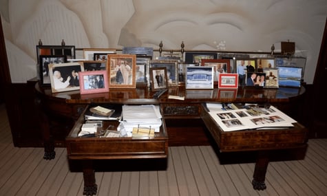 Мін’юст США без пояснень видалив низку «файлів Епштейна» через день після публікації. Серед них — фото з Трампом