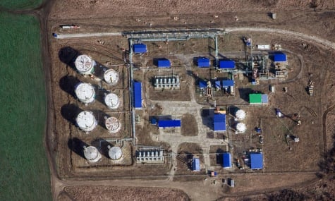 После атаки дронов в Краснодарском крае рф вспыхнул пожар на НПЗ