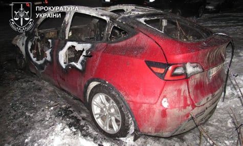 Mercedes, BMW та Tesla: у Києві хлопця й дівчину завербували для підпалу автомобілів преміуммарок