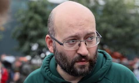У Москві журналіста забрали в поліцію в домашніх капцях, вдома залишилась 2-річна дитина