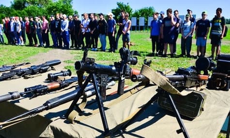 В «ДНР» реализуют проект «Яркое детство»: учат старшеклассников стрелять из автомата