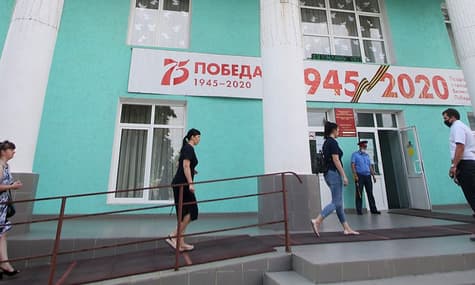 «Терористи, окупанти, агресори». Як за поправки до Конституції Росії голосують привезені з України жителі «ЛДНР»