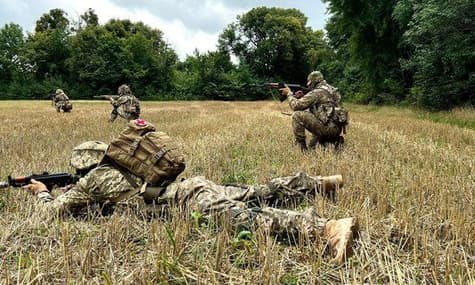 На півдні ворог намагався просунутися і засилав ДРГ. А українські військові уразили командний пункт