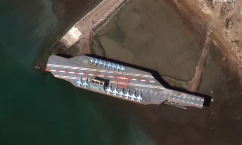 Іран відпрацював атаку на авіаносець США. Для цього створили його копію в масштабі 1:1