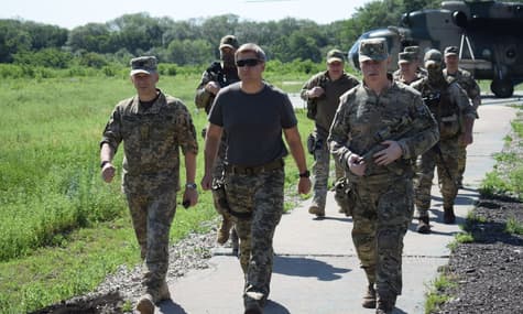 Данилюк с делегацией СНБО посетил позиции войск на Донбассе