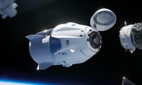 SpaceX та Space Adventures планують відправити туристів у космос у 2021 році