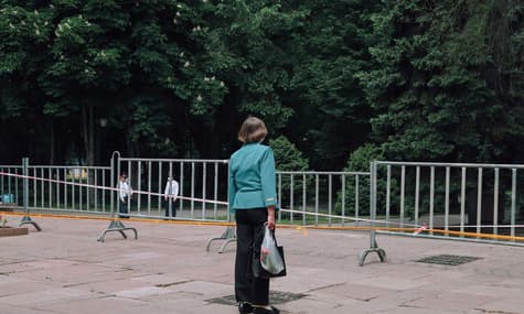 «Работаю через WhatsApp, режу капусту и присматриваю за детьми». Как пандемия изменила женскую занятость в Казахстане