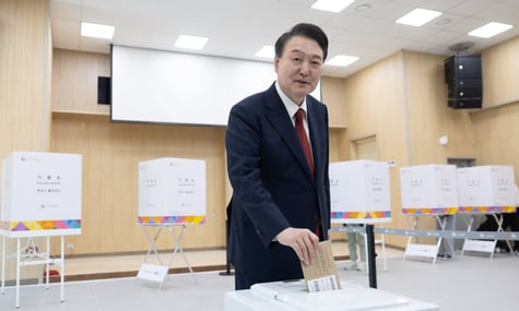 Експрезидент Південної Кореї зірвав спробу свого допиту, влігшись на підлогу камери у спідній білизні