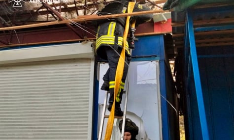Рятувальники ліквідовують наслідки російських атак у торгових павільйонах Херсона, 31 жовтня 2025 року