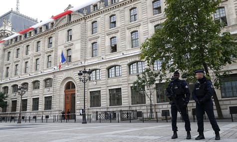 Четырех полицейских в Париже убил их коллега с недостатками слуха