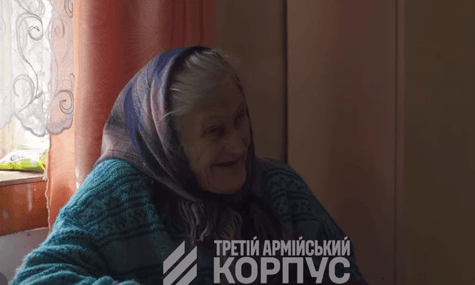 «Хотіла вижить. Як-небудь дошльопала до возика». 77-річна жінка, яку евакуювали на НРК, зустрілася з онукою, яка вважала її загиблою