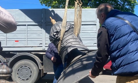 У Полтаві демонтували 176-річний монумент, встановлений на місці відпочинку Петра I