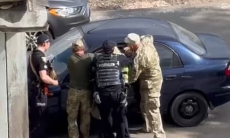 У Сумському ТЦК пояснили відео, на якому люди у військовій формі силоміць витягують чоловіка з авто