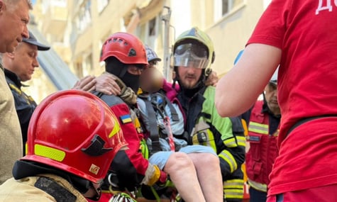 Найрідніші чекали поруч. З-під завалів у Львові врятували 93-річну жінку — ДСНС