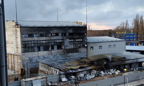 В Киеве произошел пожар в ангаре с химическими отходами, опасных веществ в воздухе не обнаружили