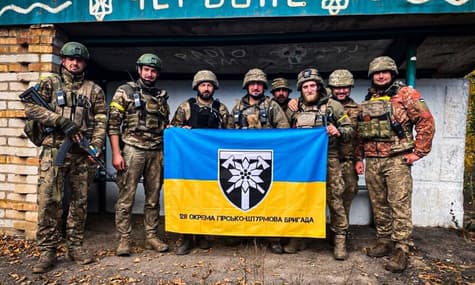 Украинские военные показали уничтоженную технику в одном из освобожденных поселков Херсонской области