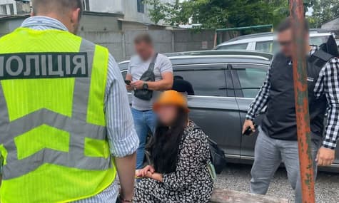 Хмельничанка за $7 тисяч пообіцяла чоловіку допомогти уникнути призову, але він здав її у поліцію