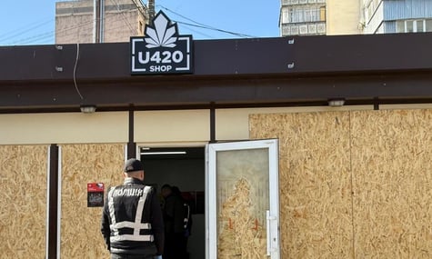 Поліція прийшла з обшуками до мережі U420. Журналісти заявляли, що вона продає наркотики під виглядом сувенірів