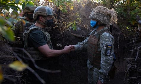 В День защитника Украины Зеленский поехал на Донбасс и вручил военным награды