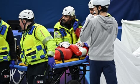 Ковзанами порізали обличчя: польську шорттрекістку забрали на ношах через інцидент на змаганнях Олімпіади