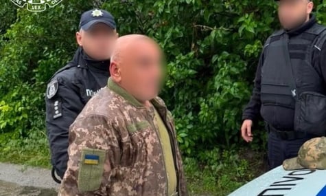 На Київщині військовий напідпитку вистрелив з автомата у свого побратима, жінку та іншого військового. Двоє з них загинули — прокуратура