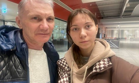 росіянин із донькою втік до Франції після двох років у тюрмі за «Слава Україні» на шкільному малюнку