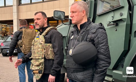 Міністр внутрішніх справ Ігор Клименко поруч із супермаркетом, у якому утримував заручників стрілець