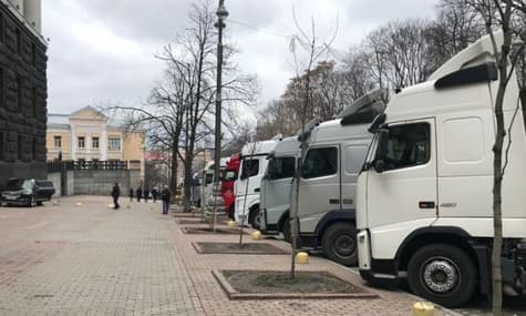 Дальнобойщики приостановили протест: договорились о переговорах с Мининфраструктуры