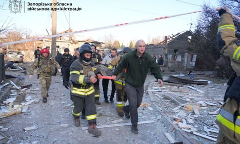 росіяни вдарили КАБами по житлових кварталах Запоріжжя. Поранених діставали з-під завалів — ОВА