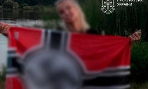 У Києві дівчина публікувала в Instagram фото з нацистським прапором. За це їй оголосили підозру