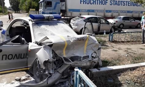 На Харківщині внаслідок ДТП постраждали 6 людей, зокрема двоє поліцейських у тяжкому стані