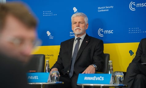 Несли великий прапор України. У Чехії на заходи до річниці вторгнення рф прийшли тисячі людей, зокрема президент