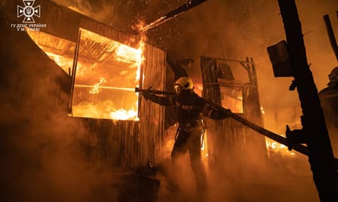 У Києві спалахнула пожежа на складі з будматеріалами. У двох постраждалих — гостра реакція на стрес