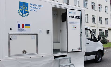 Франція передала Україні мобільну лабораторію ДНК. Вона допоможе ідентифікувати жертв на звільнених територіях