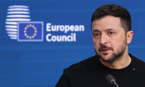 У ЄС звільнили перекладачку, яка на закритій зустрічі із Зеленським робила нотатки. Вона могла шпигувати — медіа