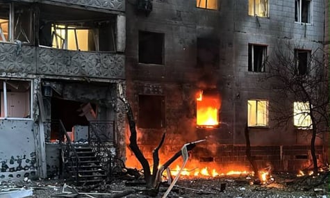 Багатоповерхівка у Сумах, в яку влучив російський дрон Багатоповерхівка у Сумах, в яку влучив російський дрон