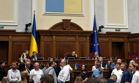 Через законопроєкт про звільнення від мобілізації молодших за 25 років, у Раді блокували трибуну