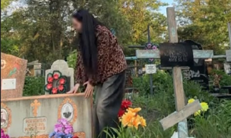 У Дніпрі 17-річна дівчина танцювала на могилах під російську музику: на неї склали адмінпротокол