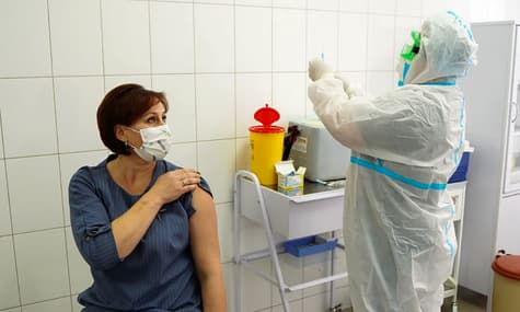 В Україні почалася вакцинація від COVID-19. Але коли вакцинують всіх? І чи допоможе вакцина закінчити пандемію?