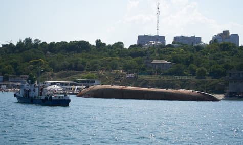 Зеленський приїхав перевірити, як прибирають танкер «Делфі» з одеського пляжу