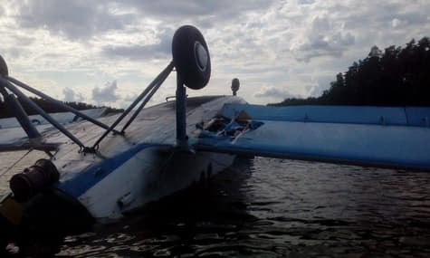 В одно из киевских озер упал самолет: два человека пострадали