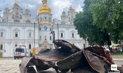 Рятувальники накривають пошкоджений дах Успенського собору. Рішення щодо консервації та реставрації пам'ятки ухвалять згодом