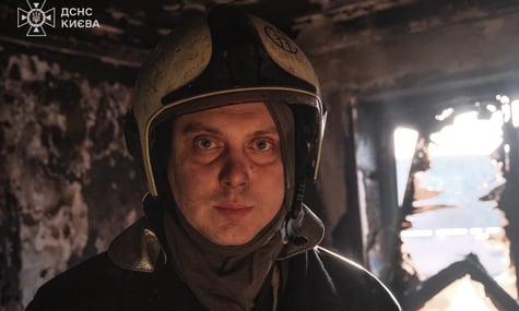 У Києві рятувальник, який приїхав на місце нічного обстрілу, гасив пожежу у власній квартирі: туди поцілив «шахед»