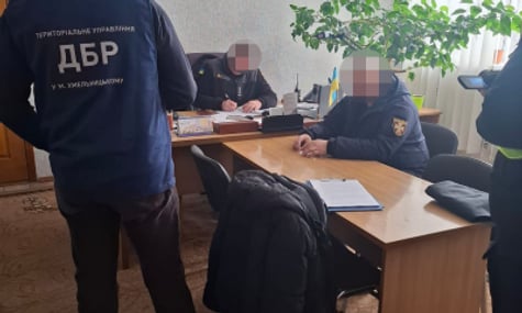 Керівництву ДСНС на Хмельниччині загрожує звільнення через підозру в закупівлі неякісних костюмів для рятувальників за 14 млн грн