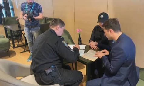 Зеленскому выписали админпротокол из-за показа бюллетеня