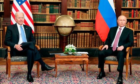 Байден зідзвонився з Путіним на тлі стягнення Росією військ до кордонів України. Про що говоритимуть?