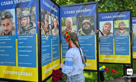 У Києві з нагоди Дня вишиванки вперше провели акцію «Вишита стрічка памʼяті»